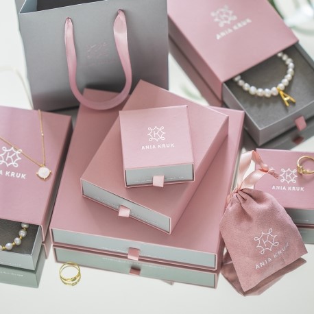 Ania Kruk to marka biżuterii modowej, którą w 2012 r. założyło rodzeństwo Anna i Wojciech Kruk. Firma łączy ponad 180-letnią tradycję jubilerską rodziny Kruk z nowoczesnym modelem biznesowym, opartym na sprzedaży w wielu kanałach. Produkuje m.in minimalis